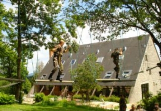  En medio de cruzar el curso.